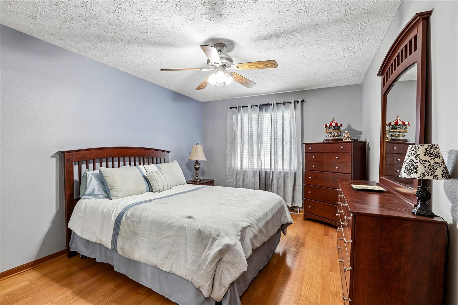 1424 DUMONT DR