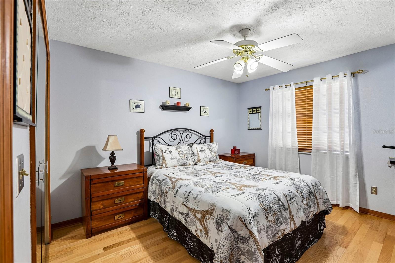 1424 DUMONT DR