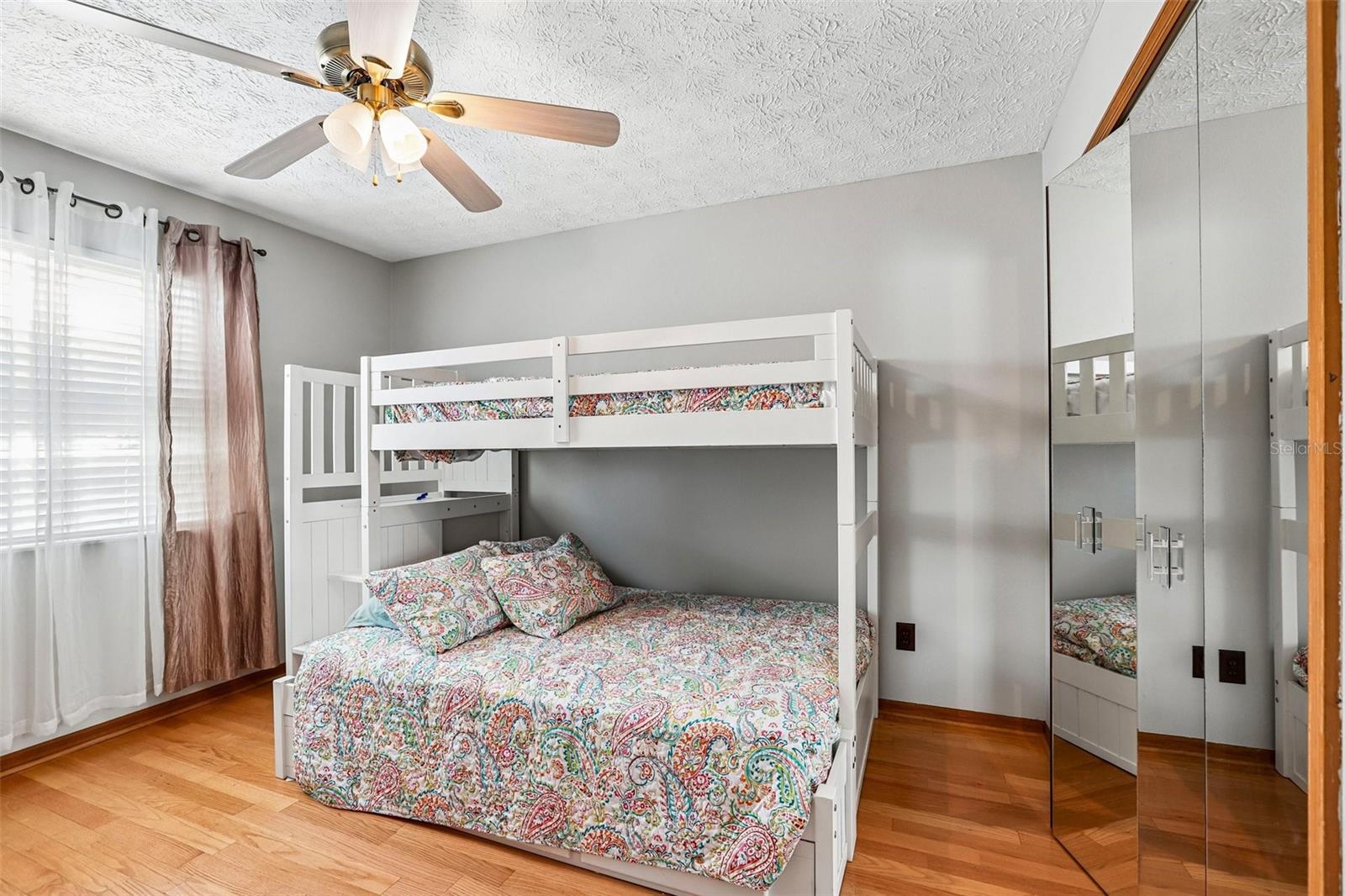 1424 DUMONT DR