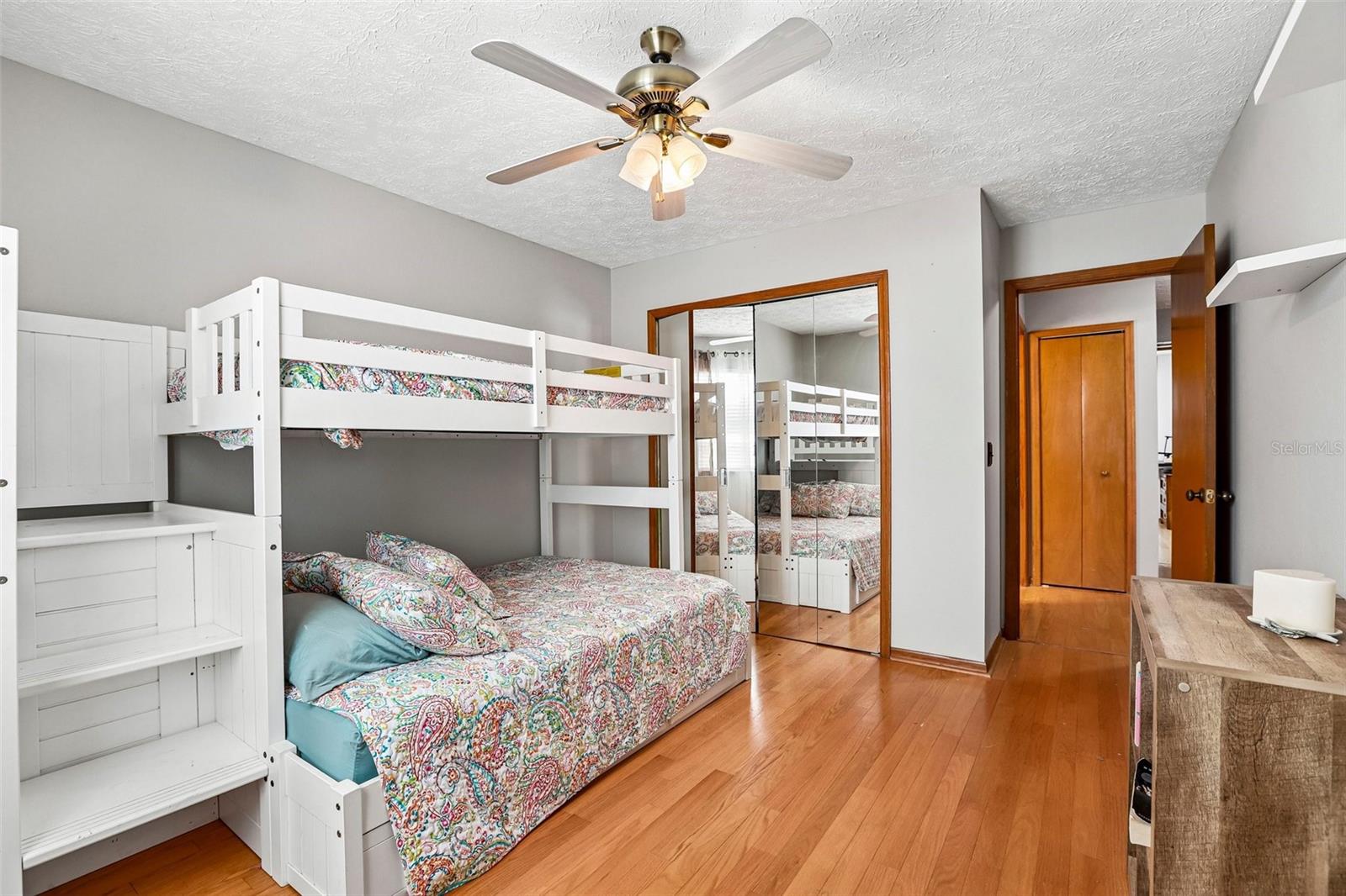 1424 DUMONT DR