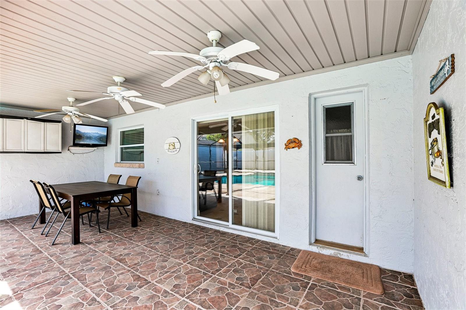 1424 DUMONT DR