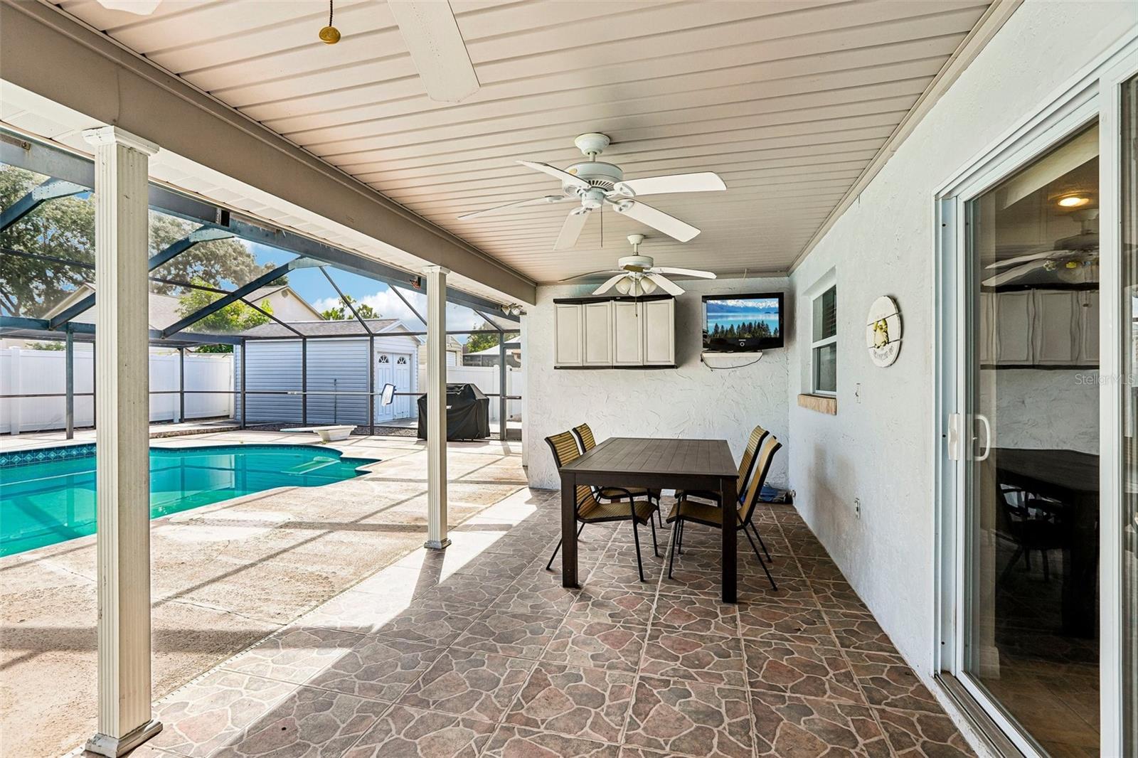1424 DUMONT DR