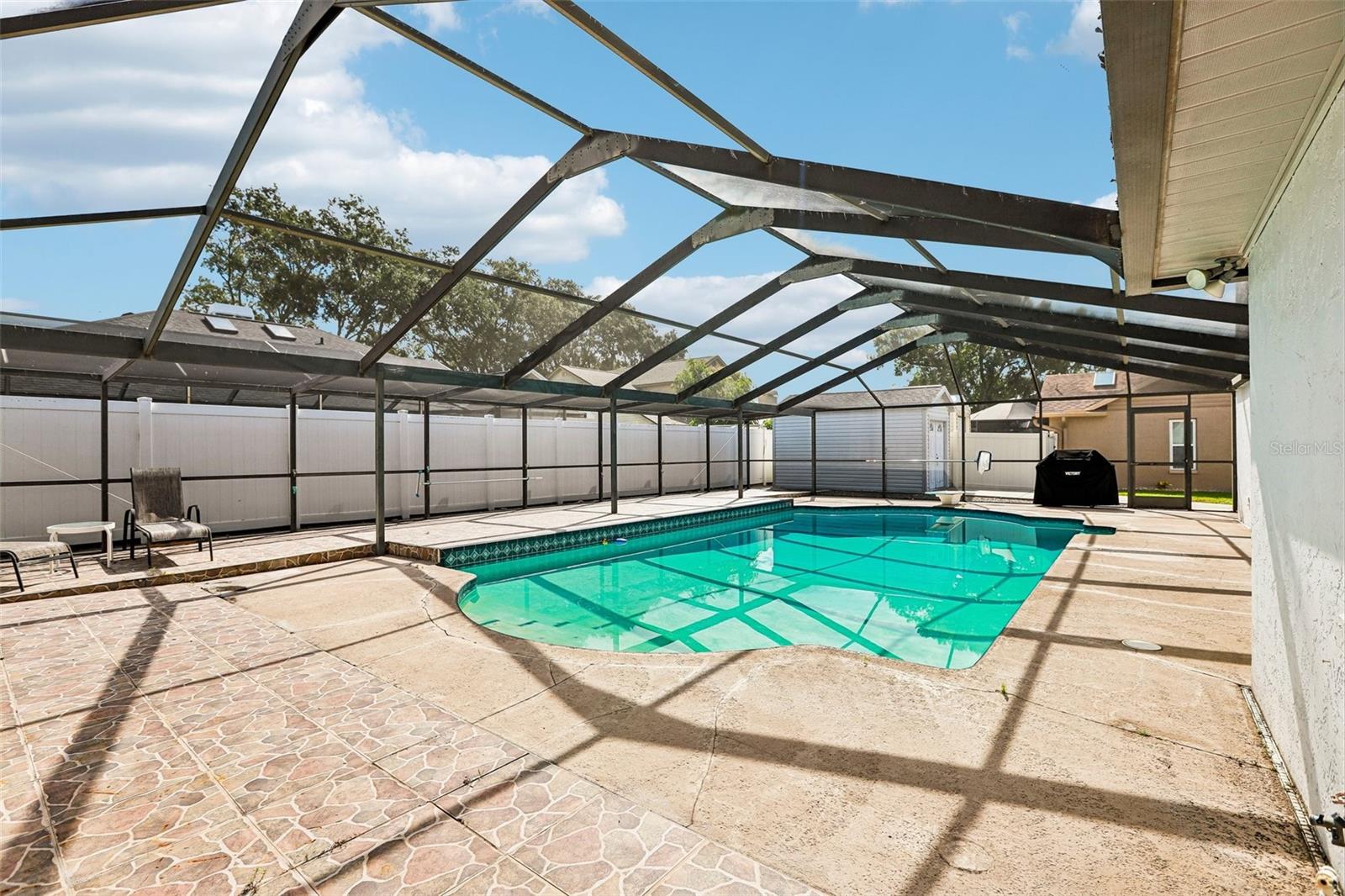 1424 DUMONT DR