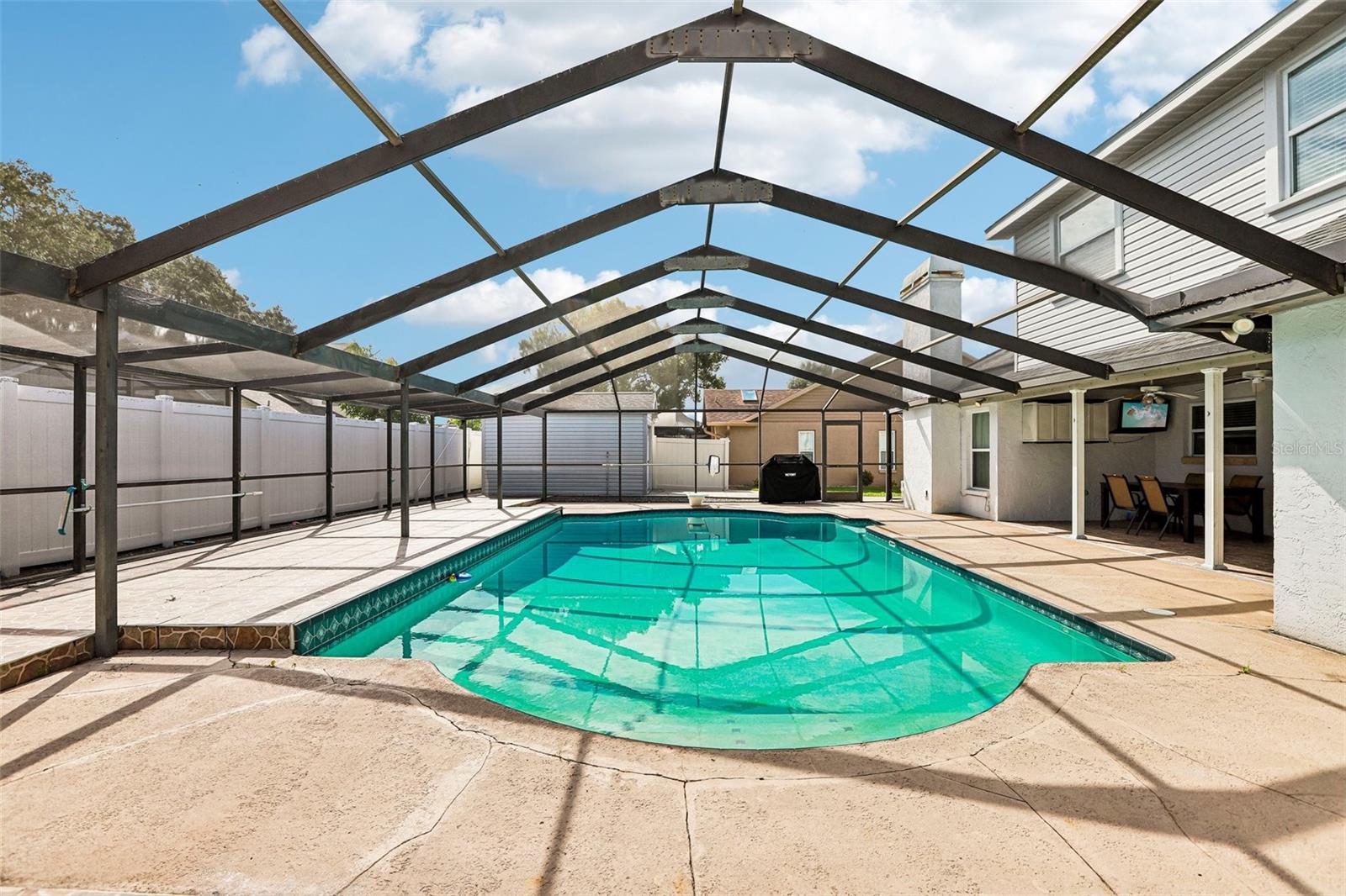 1424 DUMONT DR