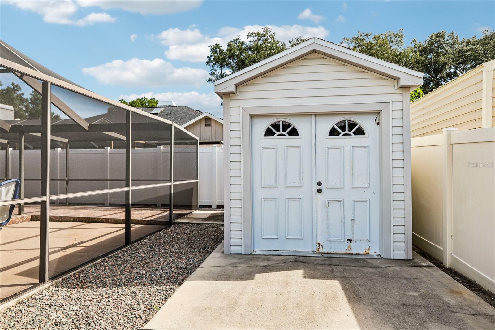 1424 DUMONT DR