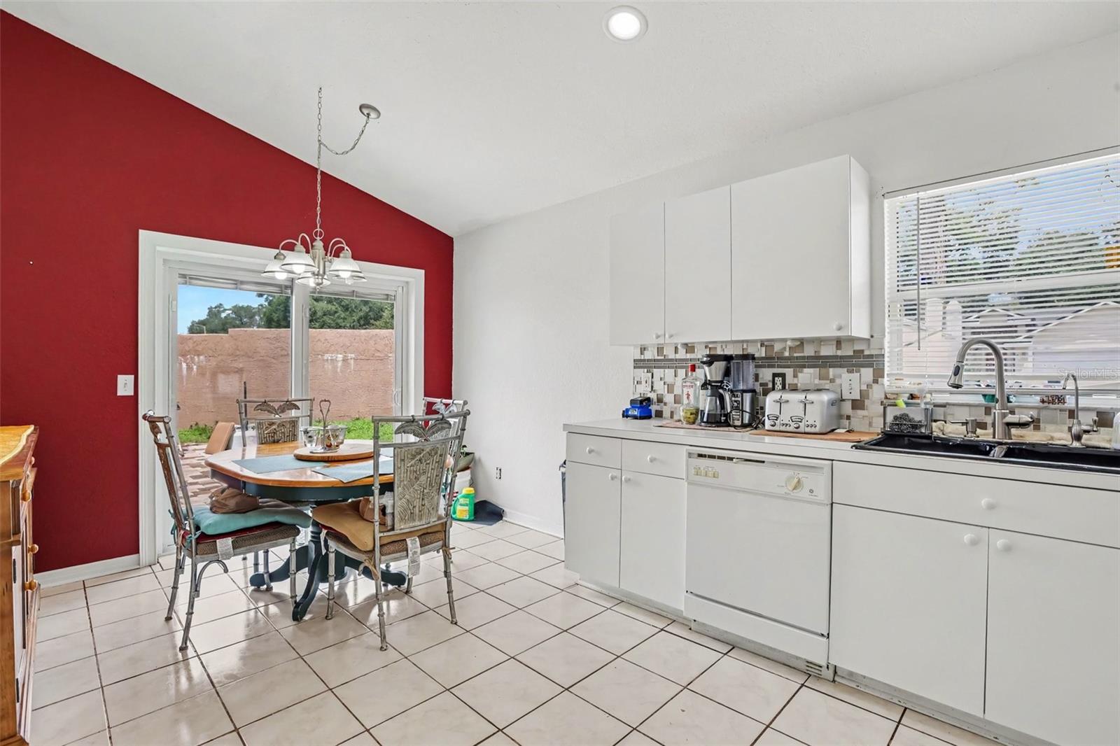 1102 VINETREE DR
