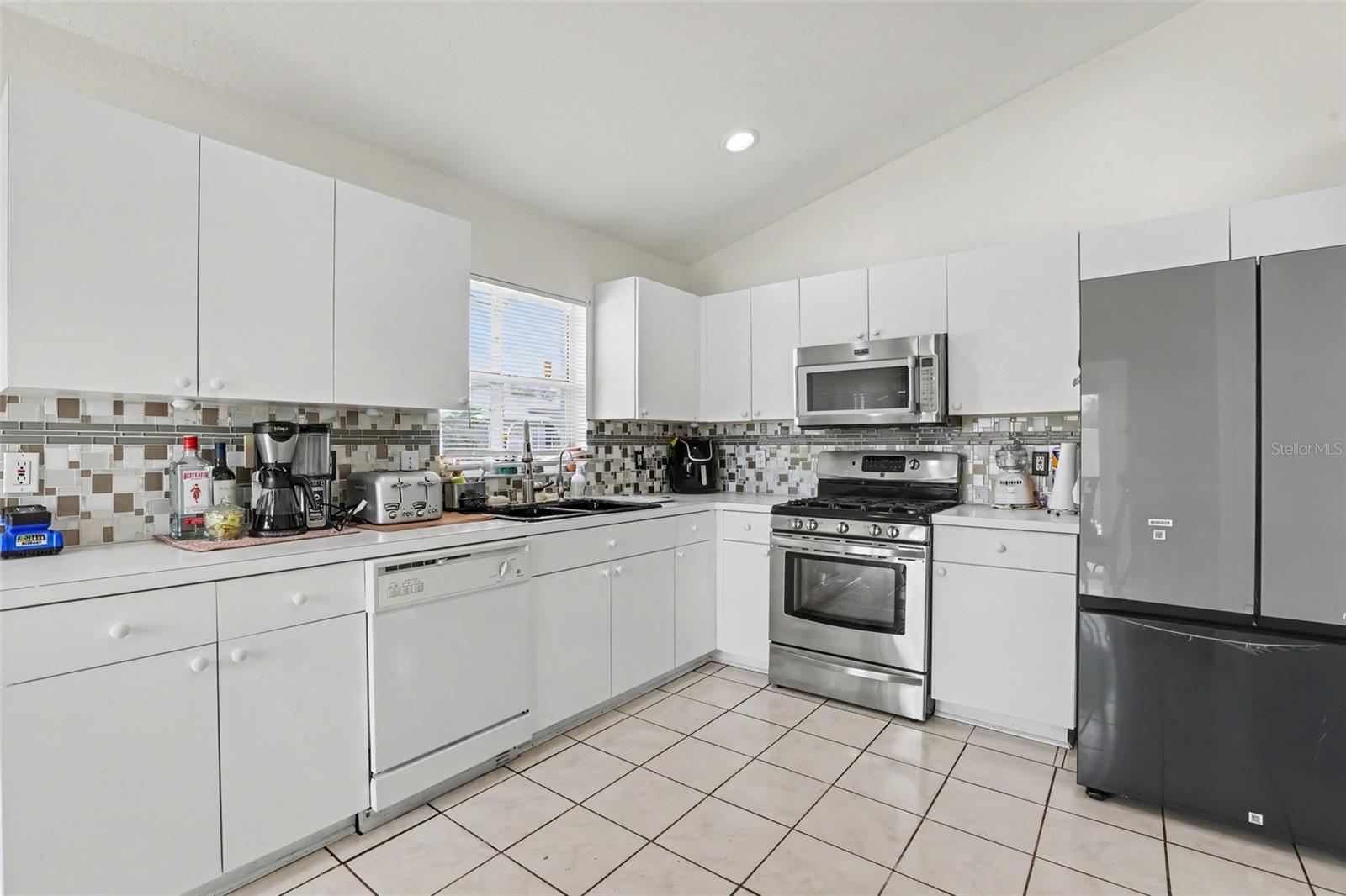 1102 VINETREE DR