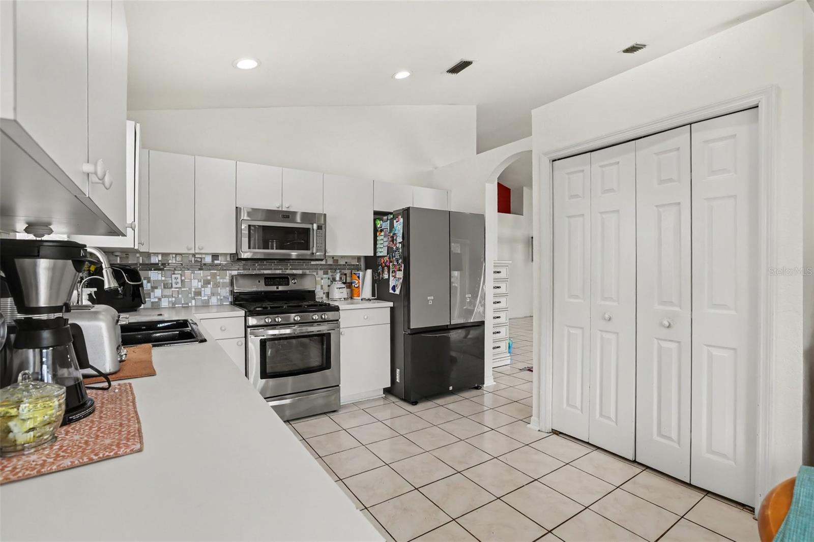 1102 VINETREE DR