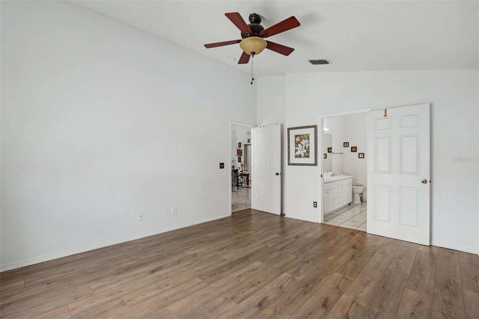 1102 VINETREE DR