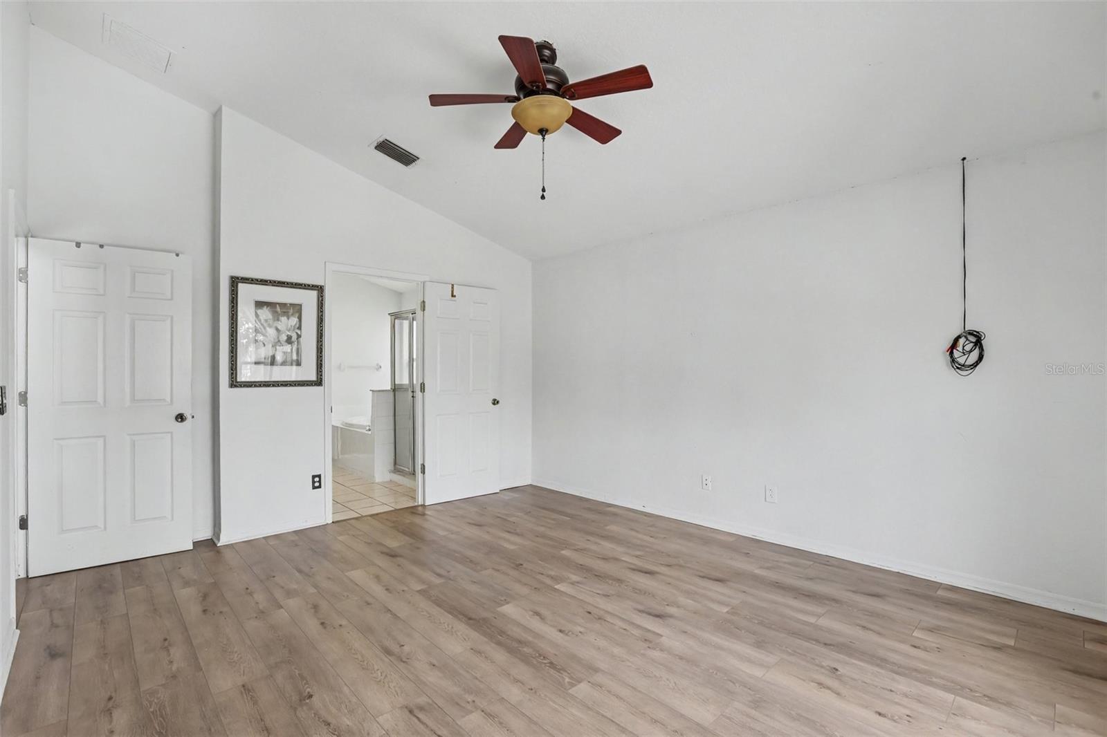 1102 VINETREE DR