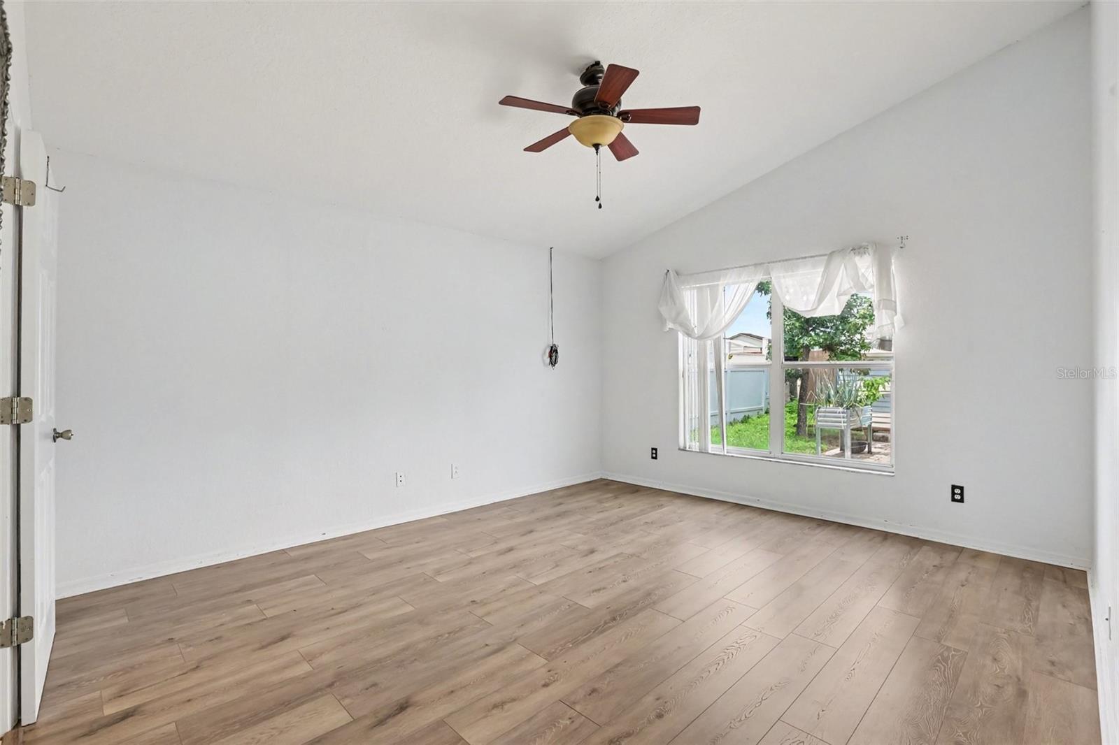 1102 VINETREE DR