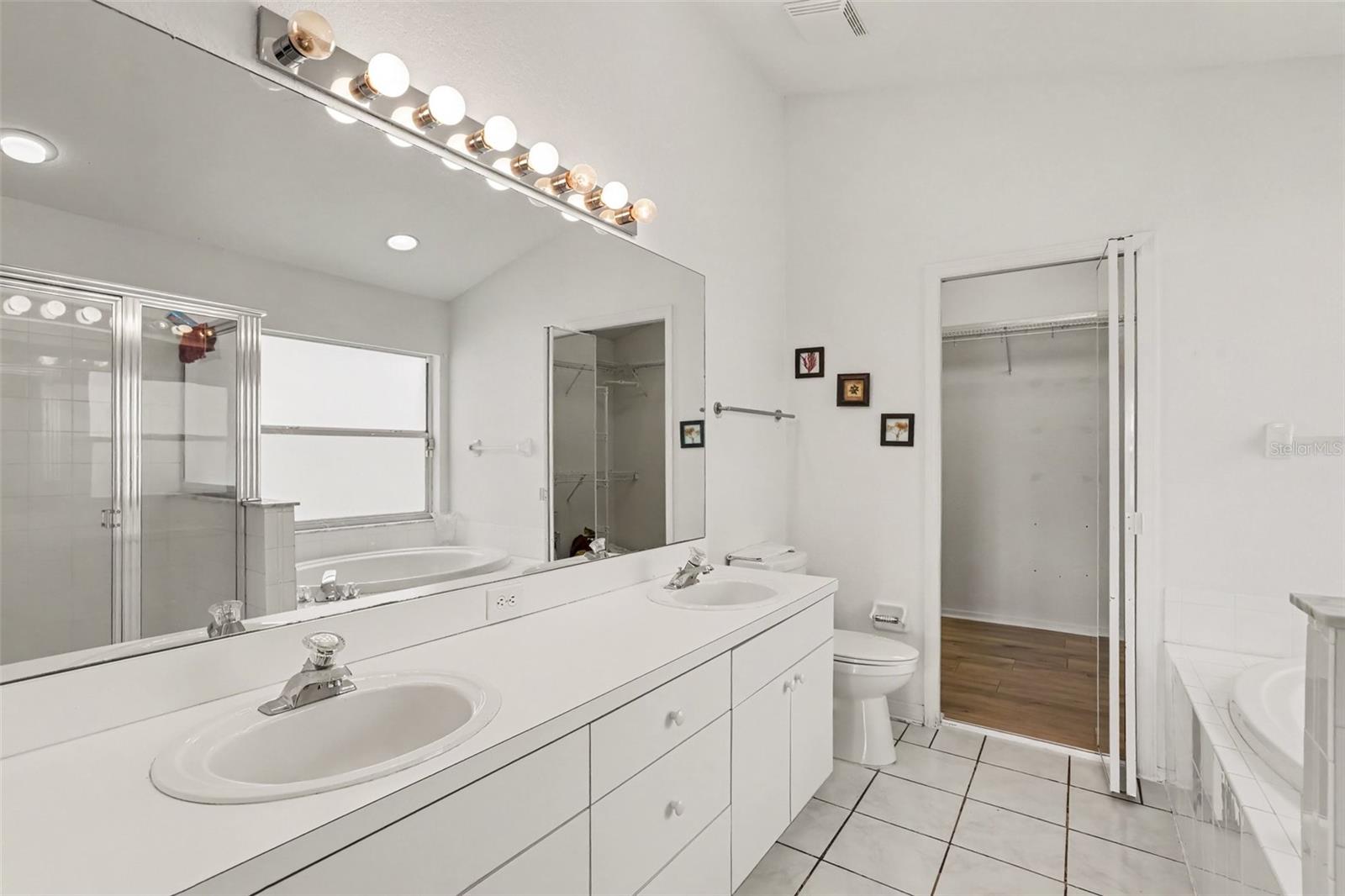 1102 VINETREE DR