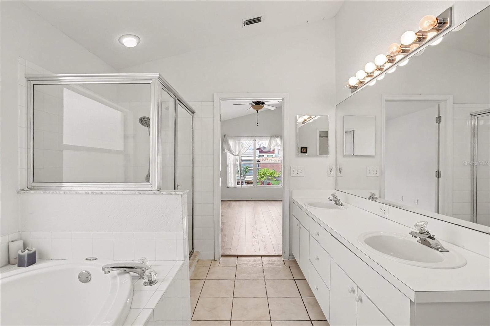 1102 VINETREE DR