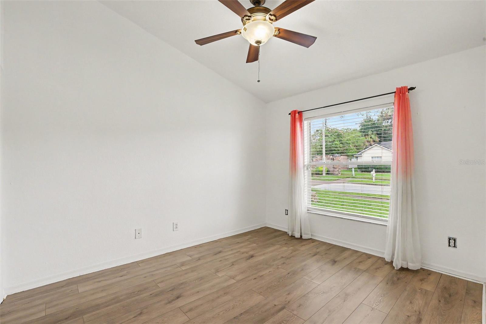 1102 VINETREE DR