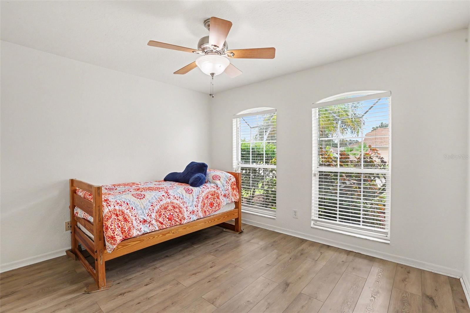 1102 VINETREE DR