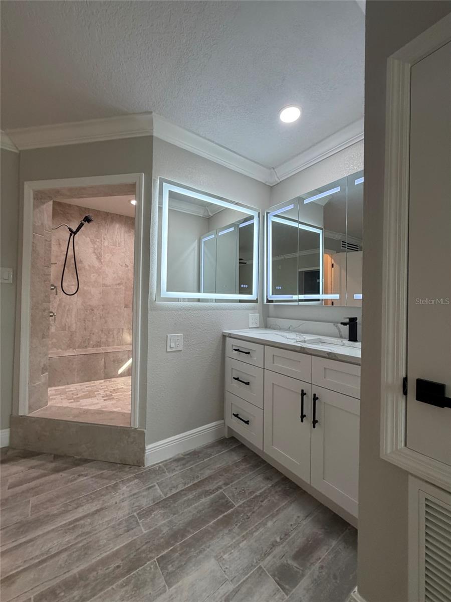8715 DRIFTWOOD DR