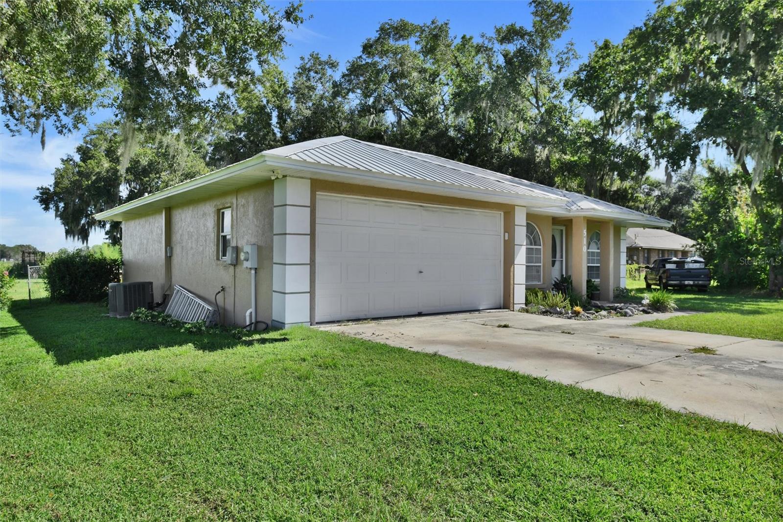 510 CLOVERLEAF DR