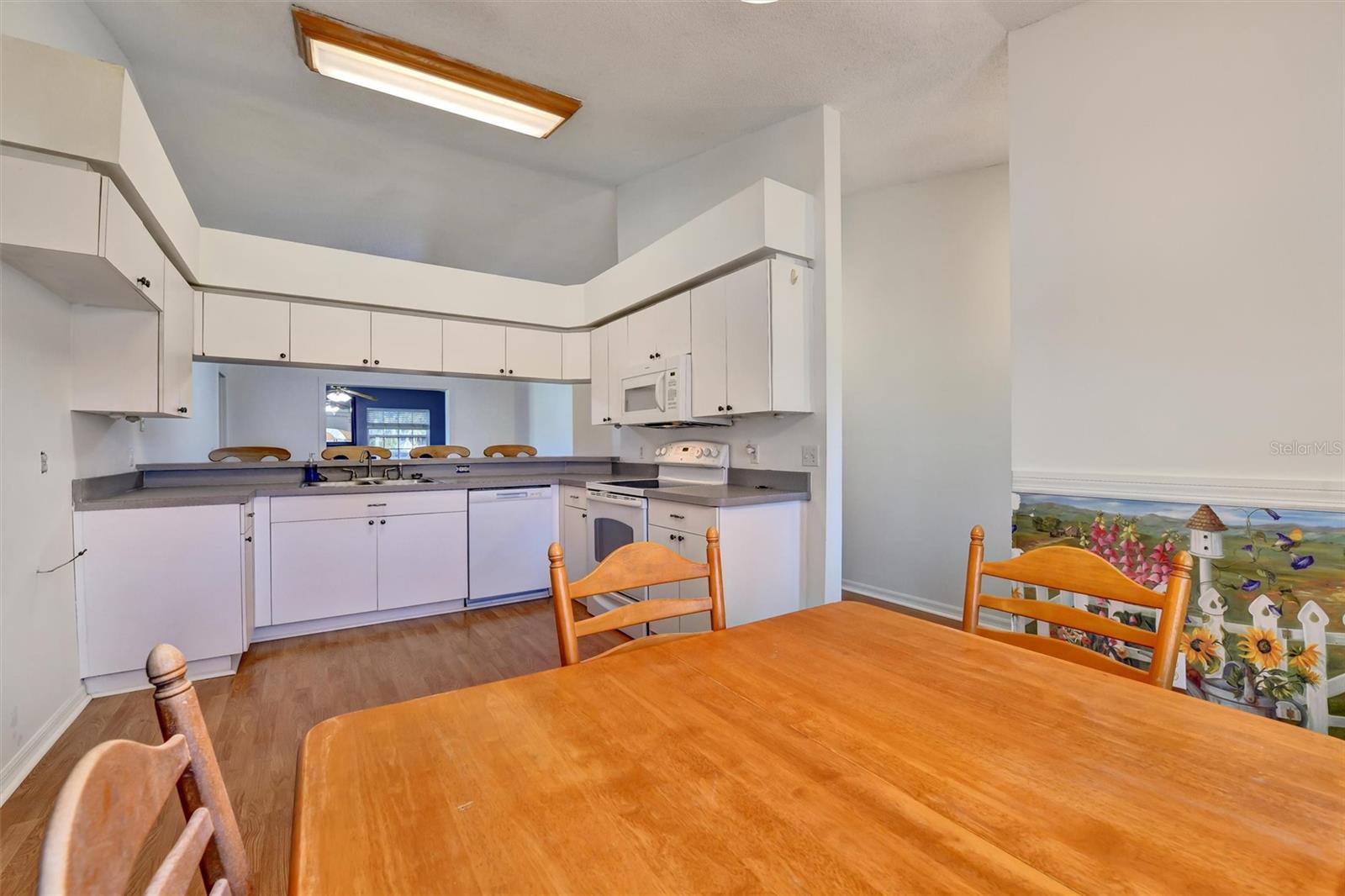 510 CLOVERLEAF DR