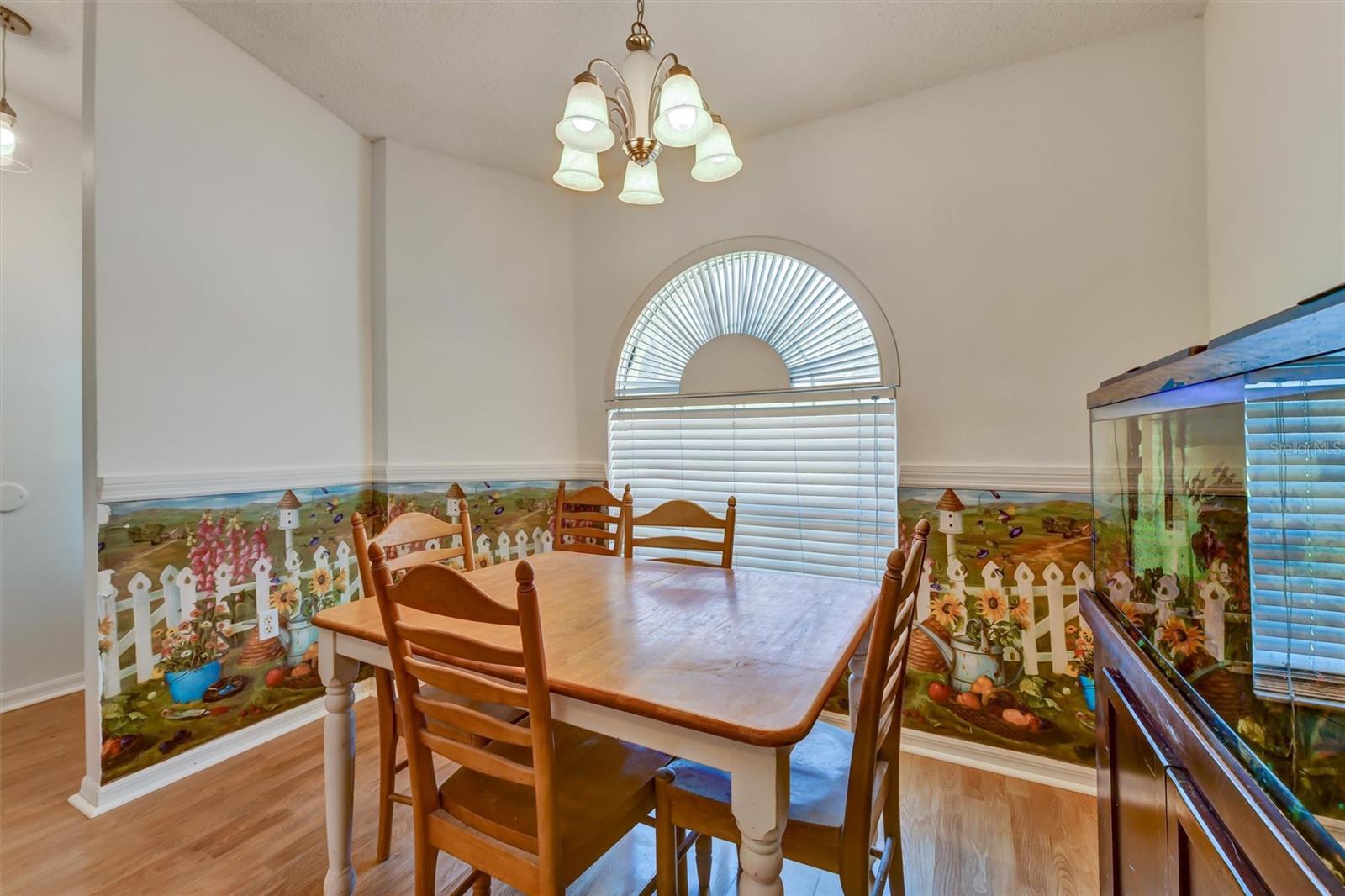 510 CLOVERLEAF DR