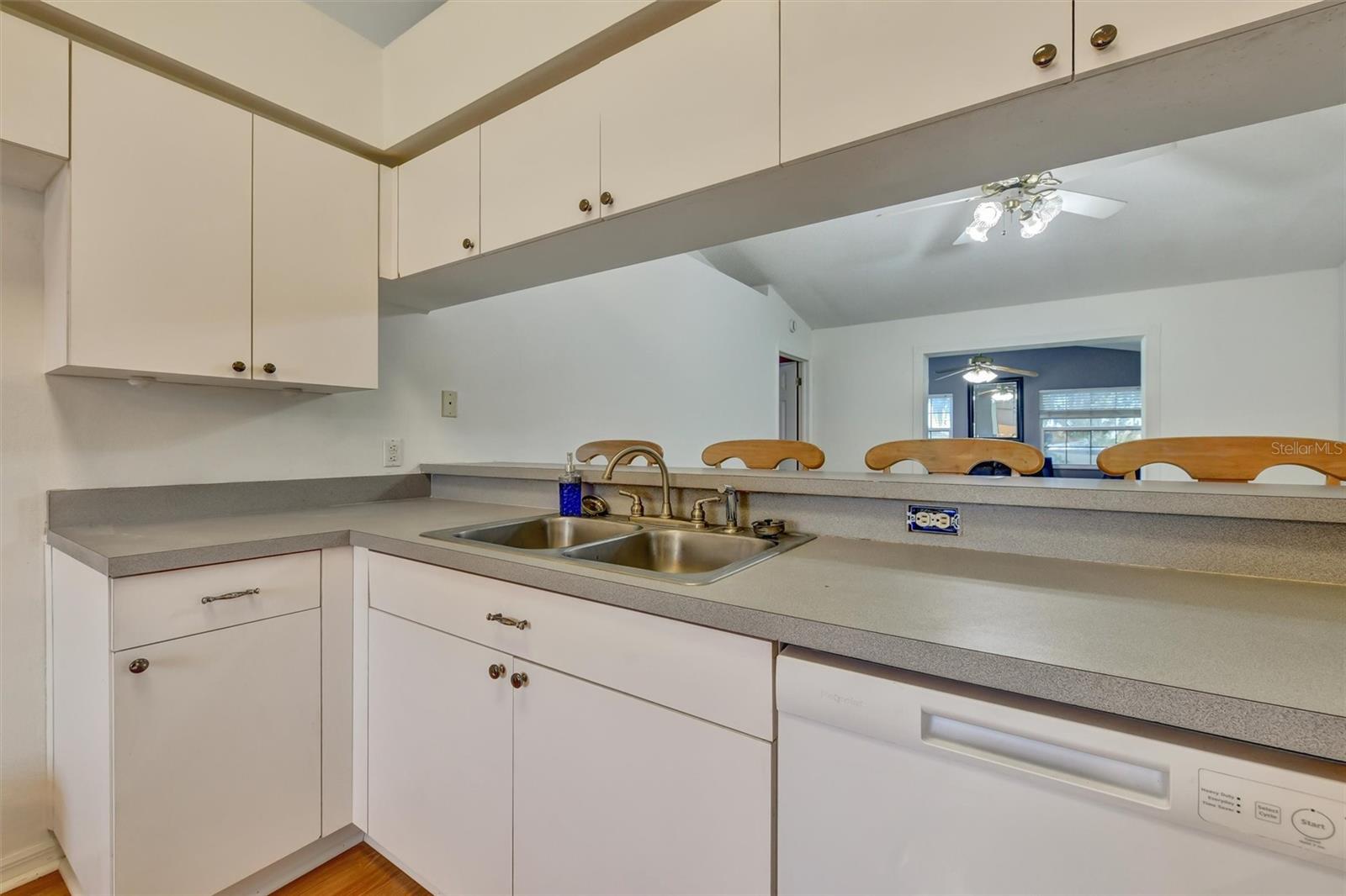 510 CLOVERLEAF DR