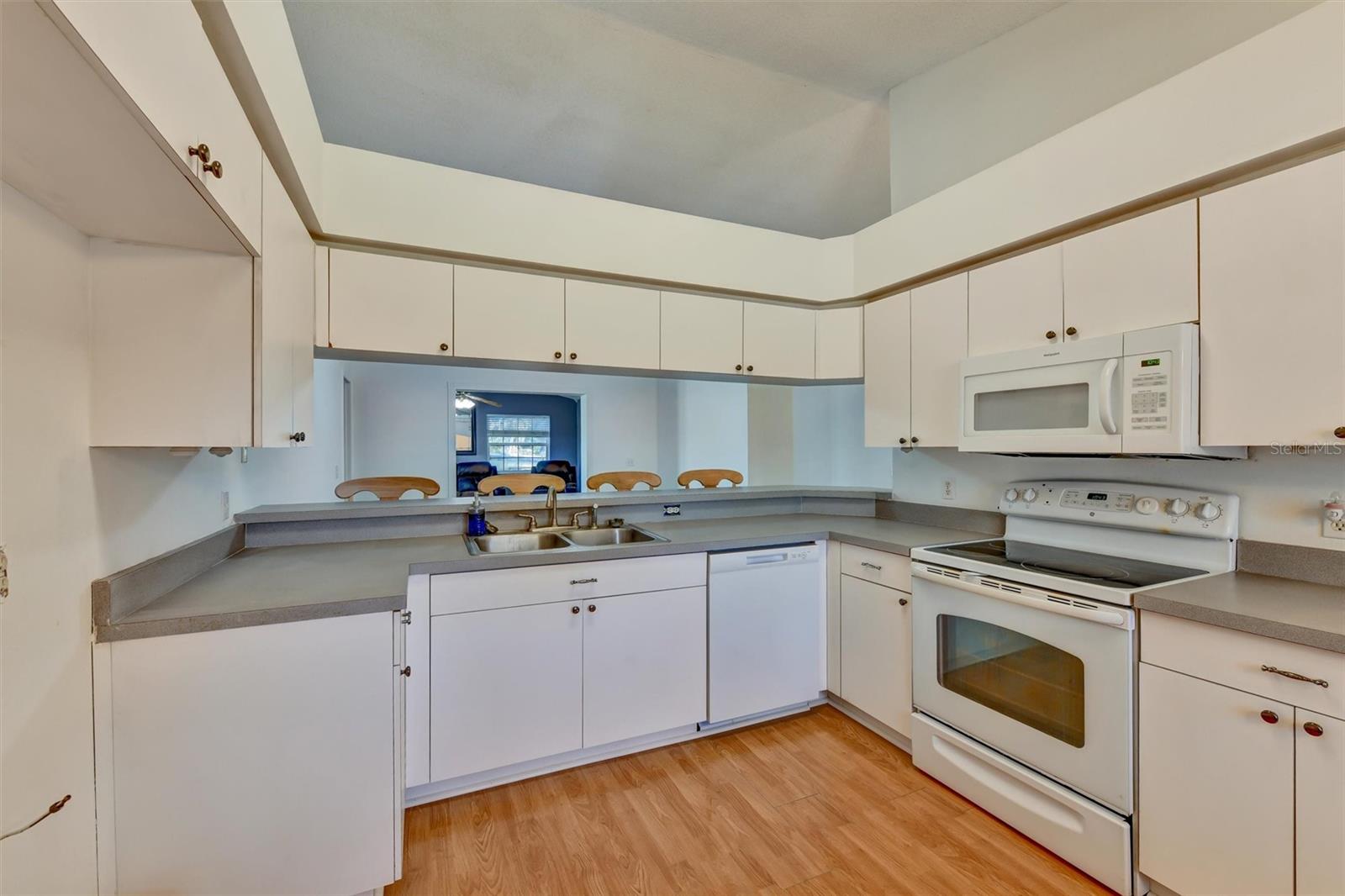 510 CLOVERLEAF DR