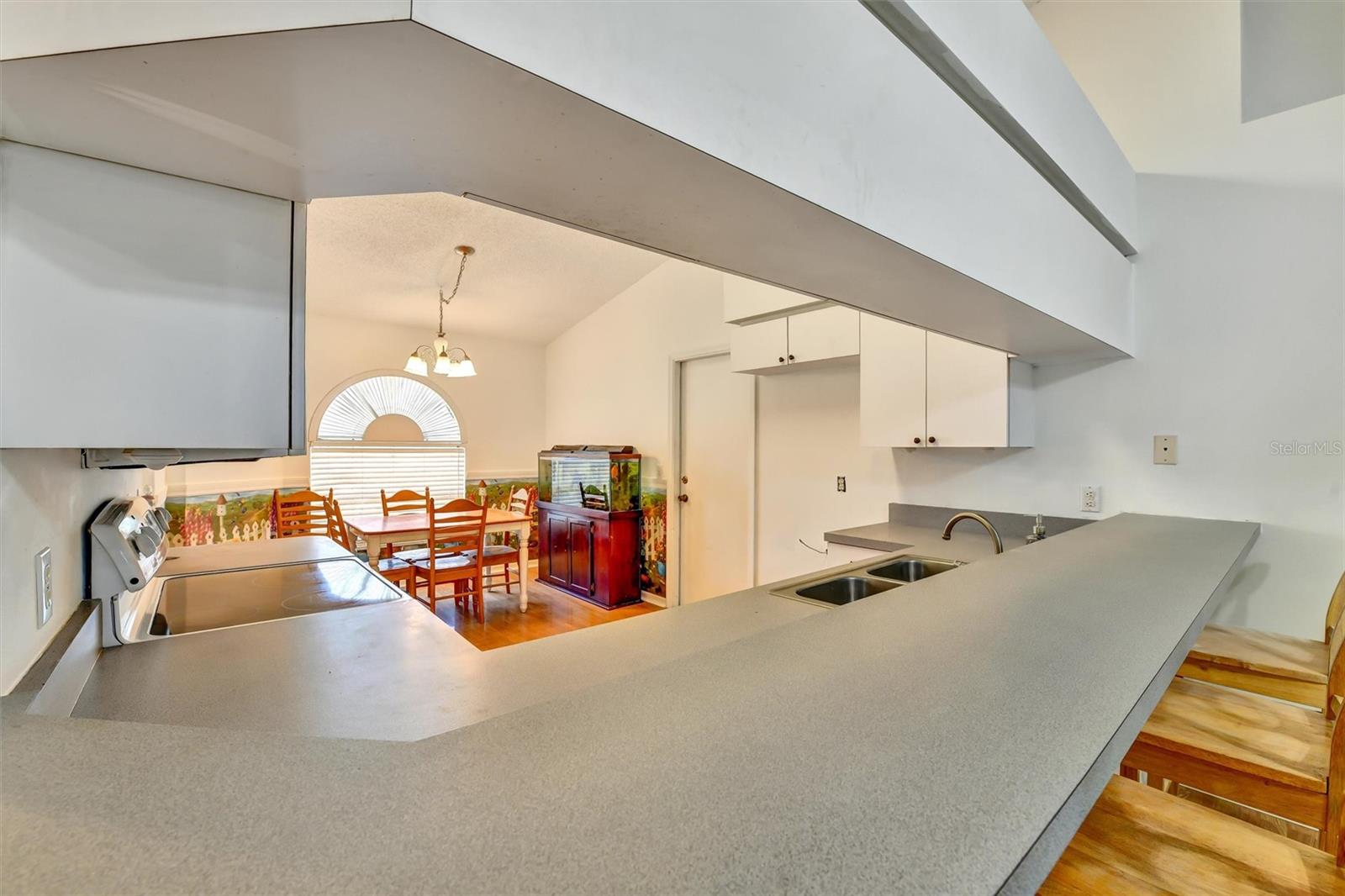 510 CLOVERLEAF DR