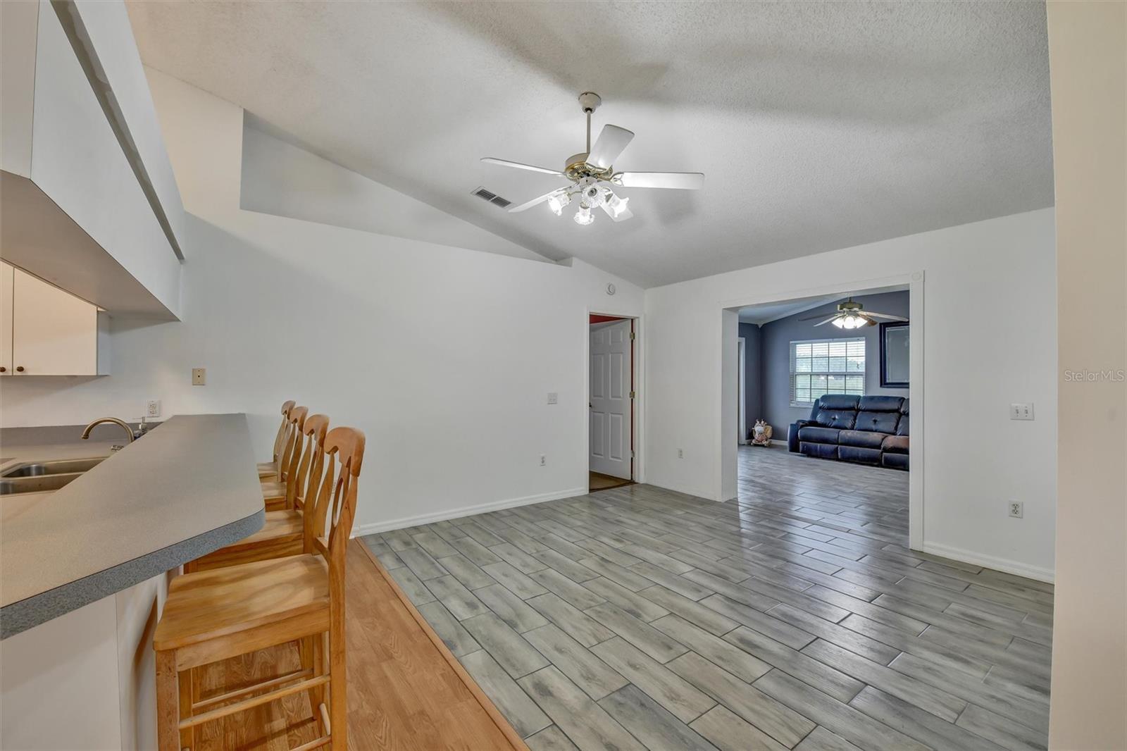 510 CLOVERLEAF DR