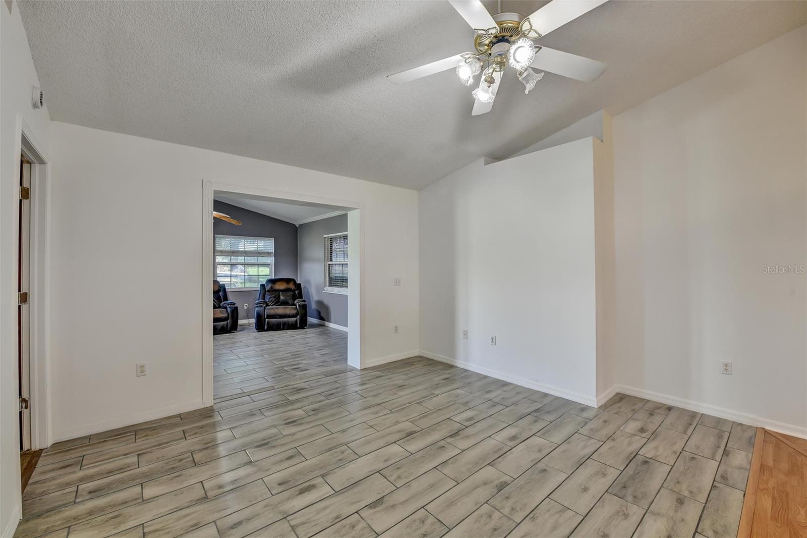 510 CLOVERLEAF DR