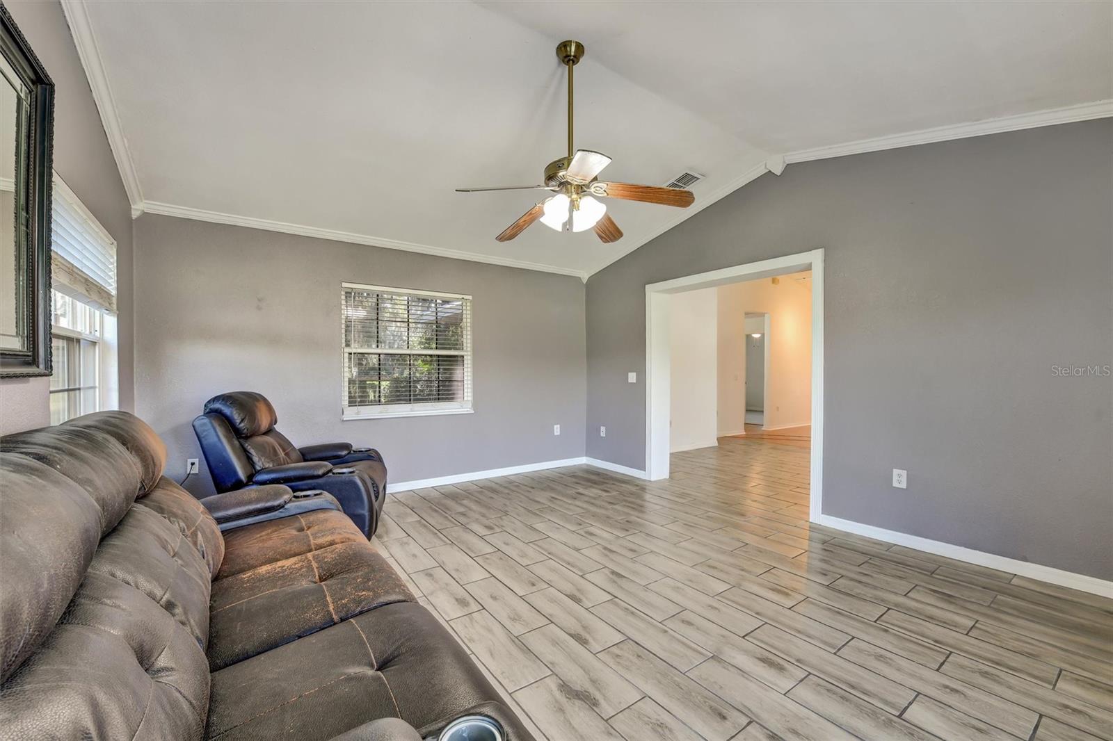 510 CLOVERLEAF DR