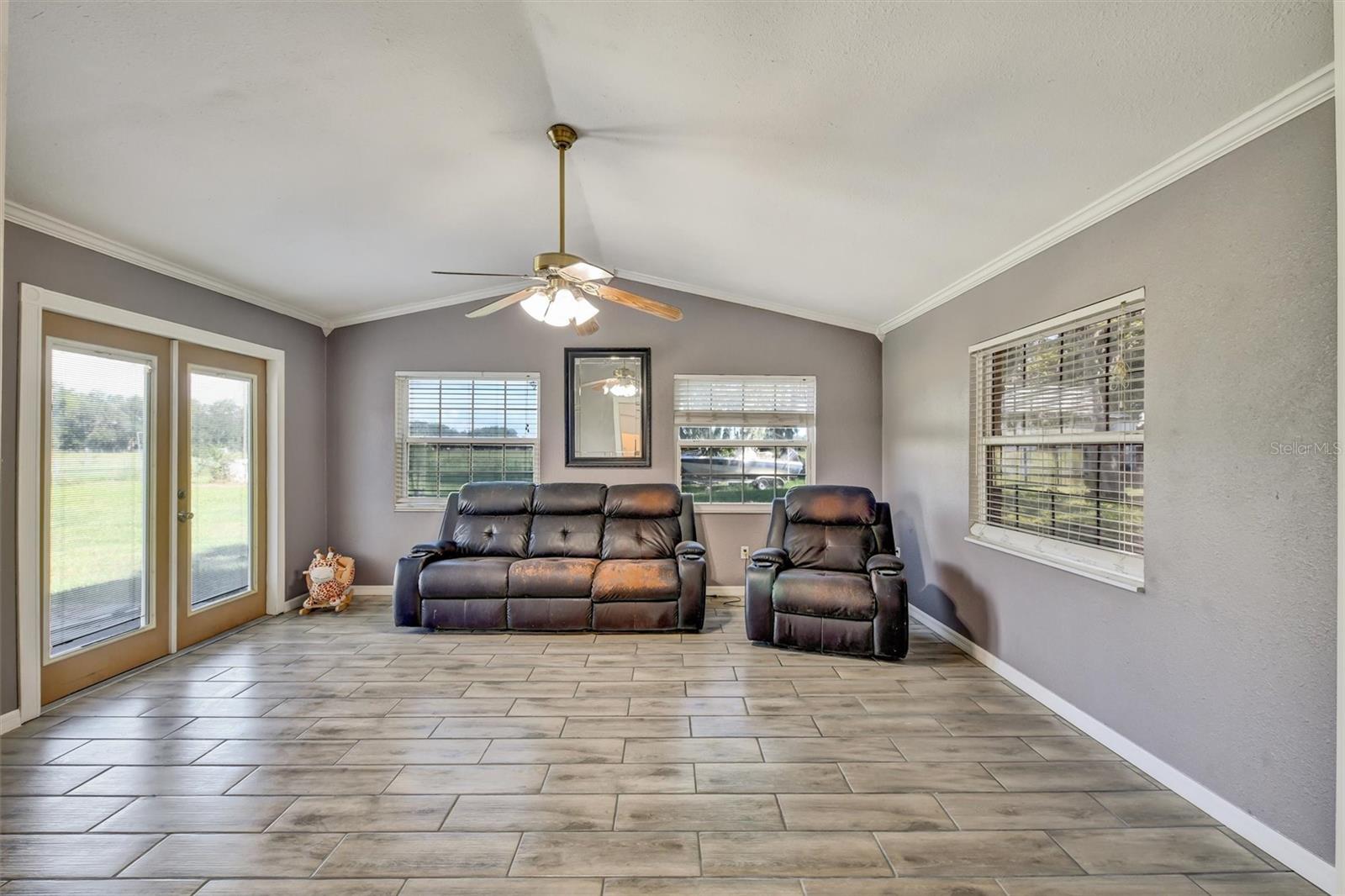 510 CLOVERLEAF DR