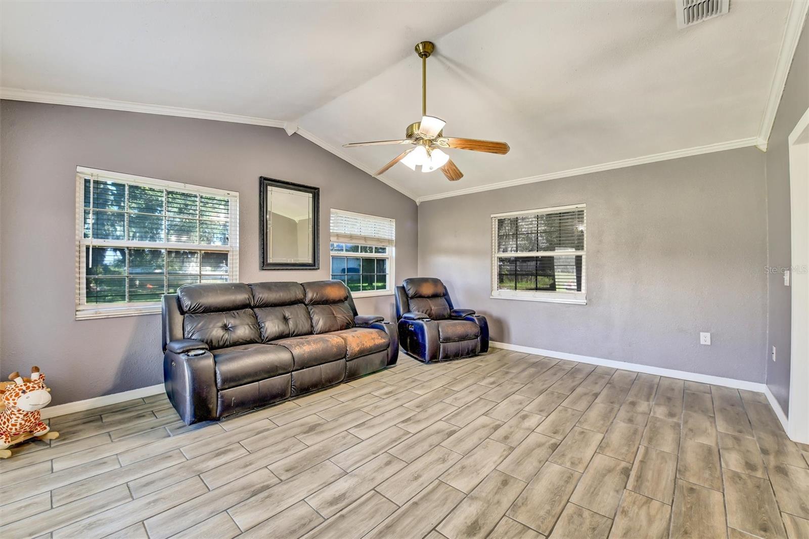 510 CLOVERLEAF DR