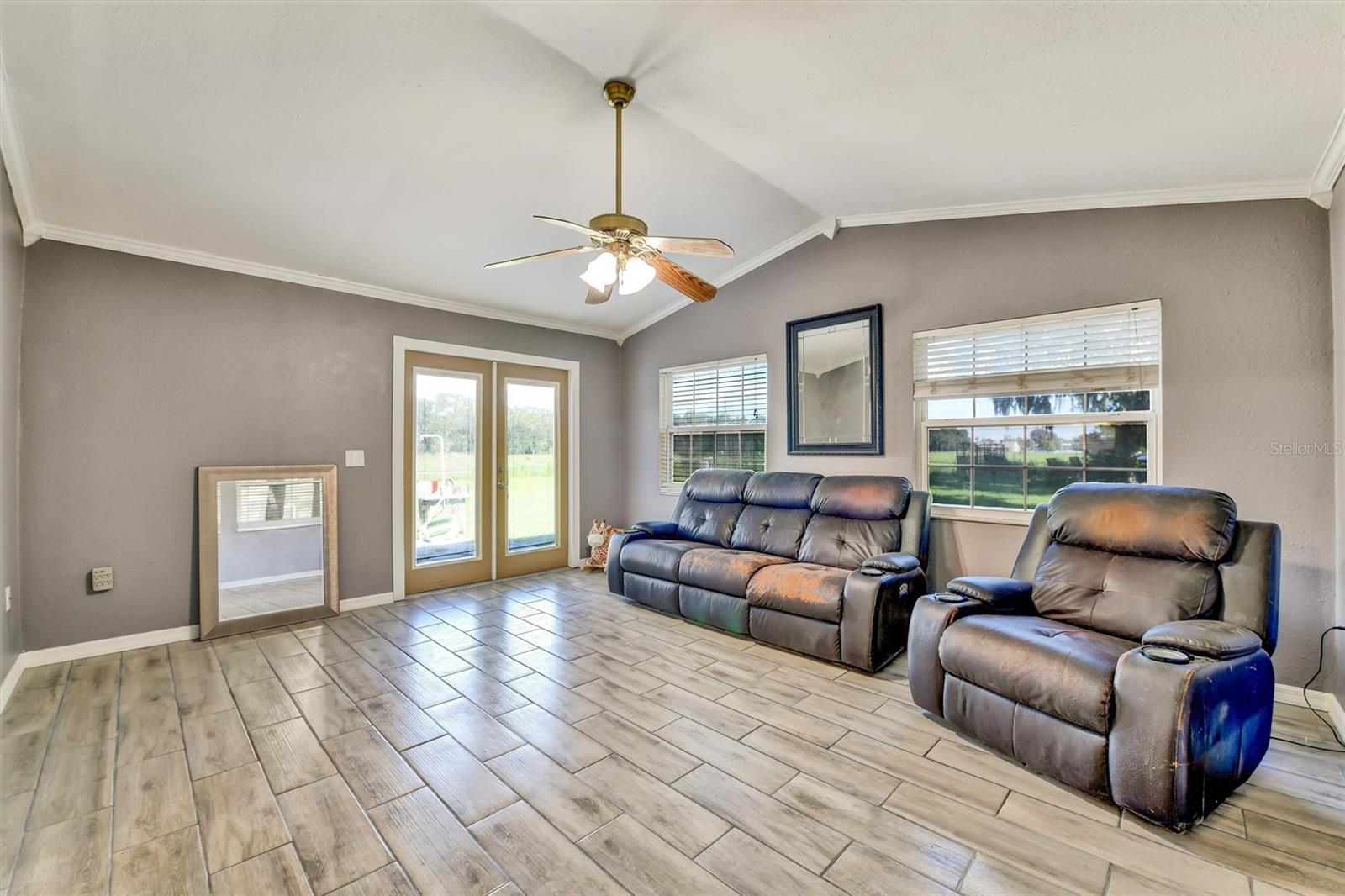 510 CLOVERLEAF DR