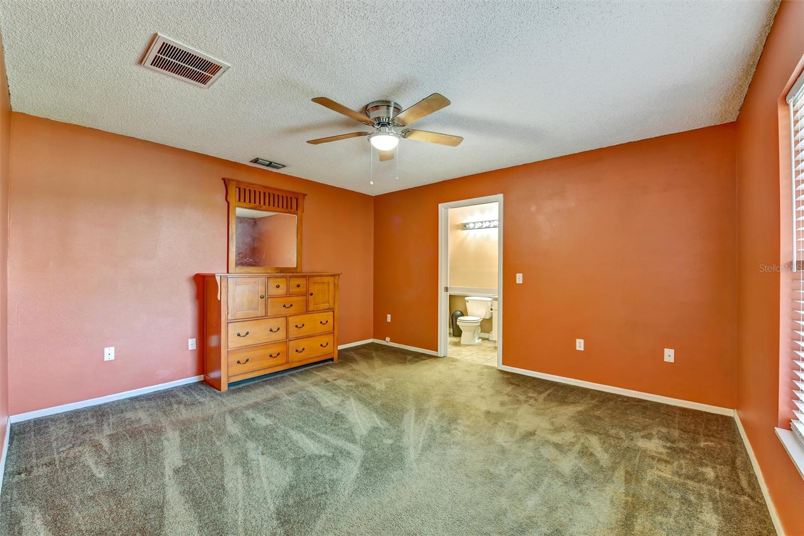510 CLOVERLEAF DR
