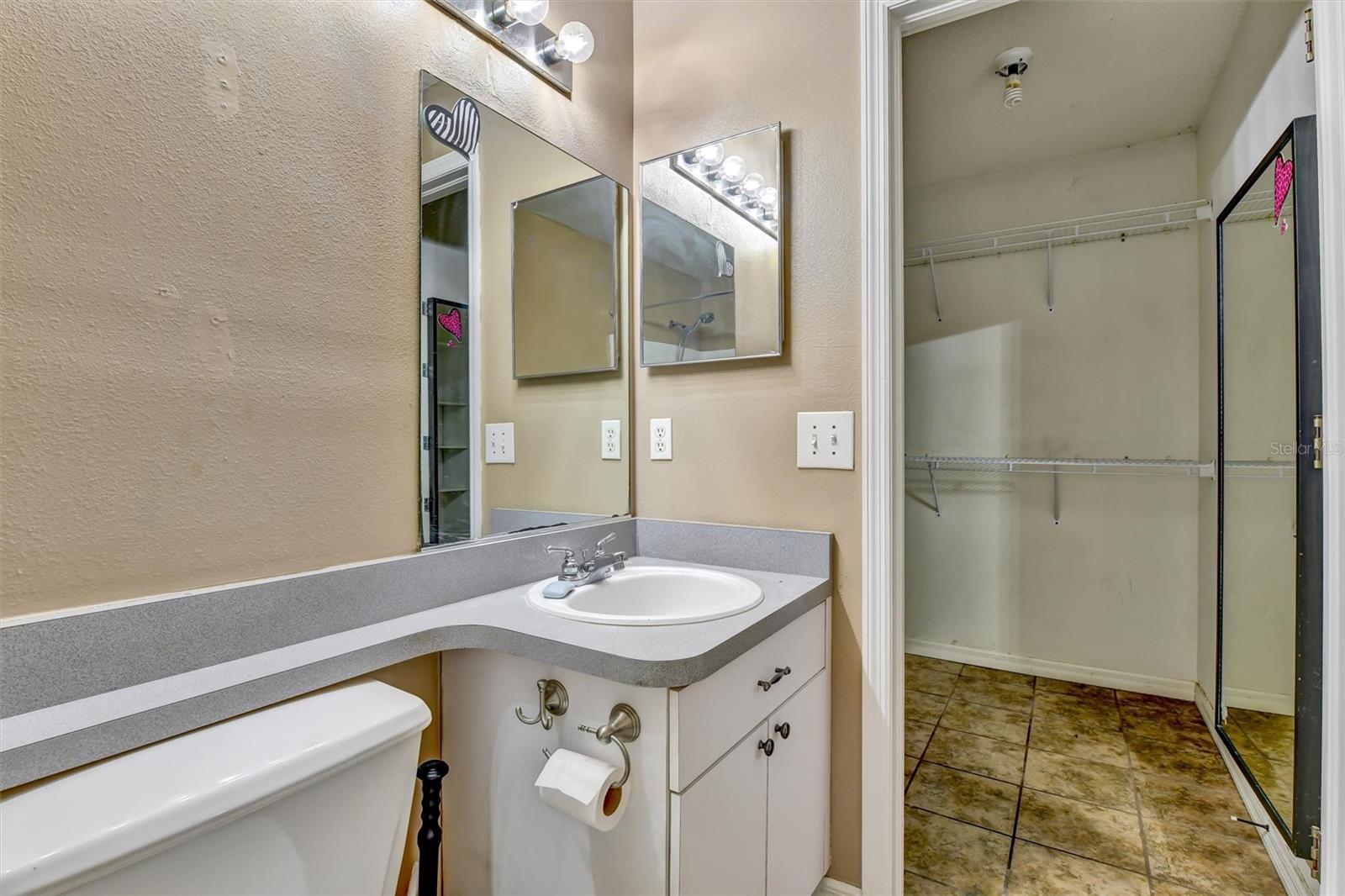 510 CLOVERLEAF DR