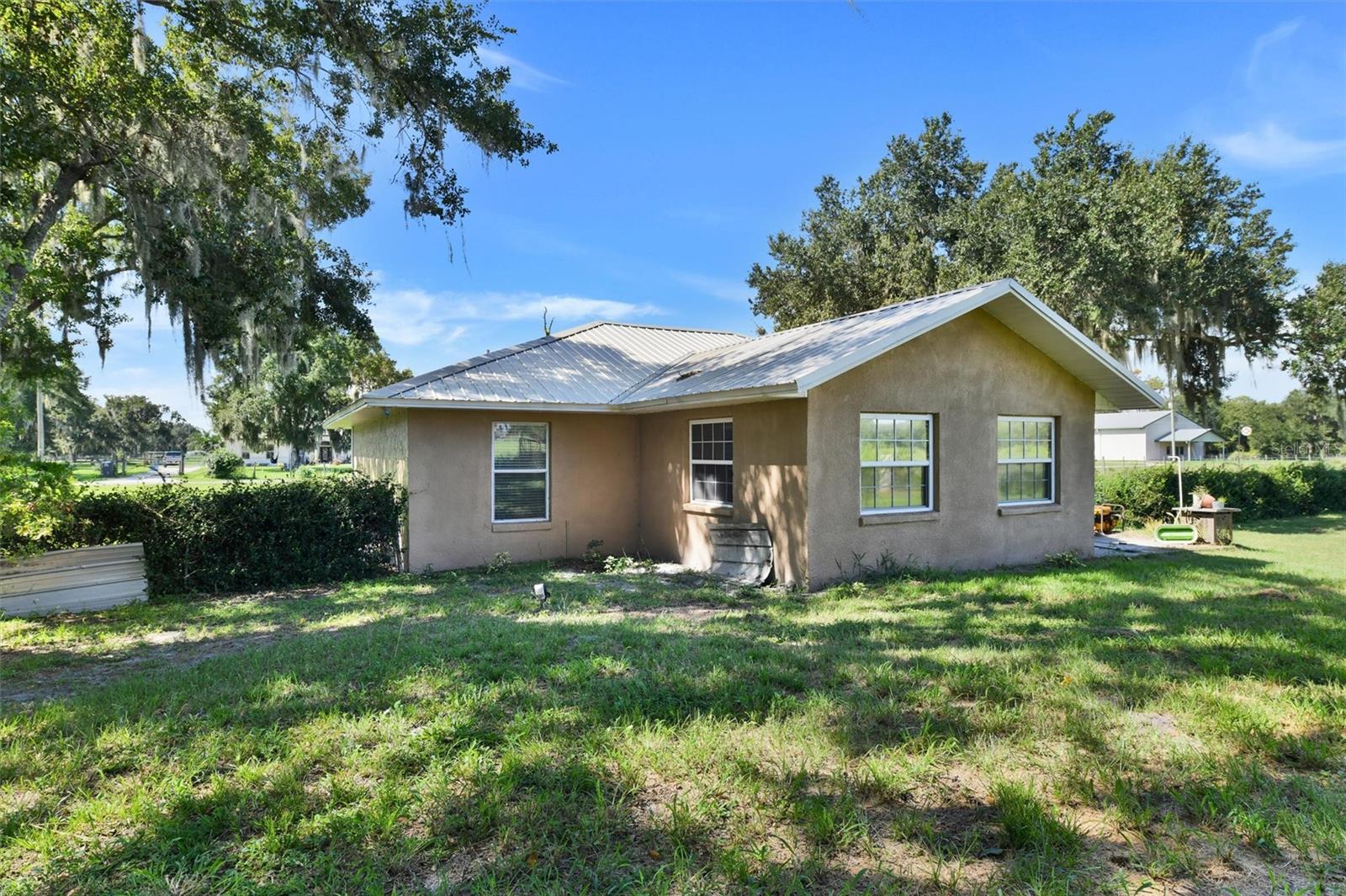510 CLOVERLEAF DR