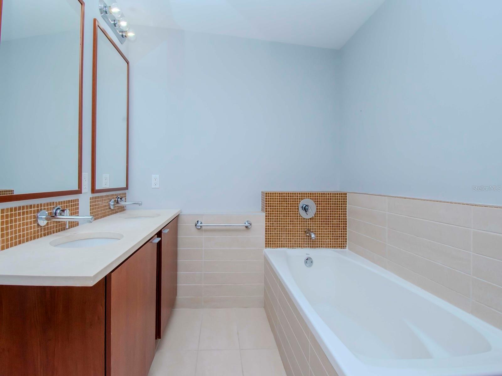 912 CHANNELSIDE DR #2311