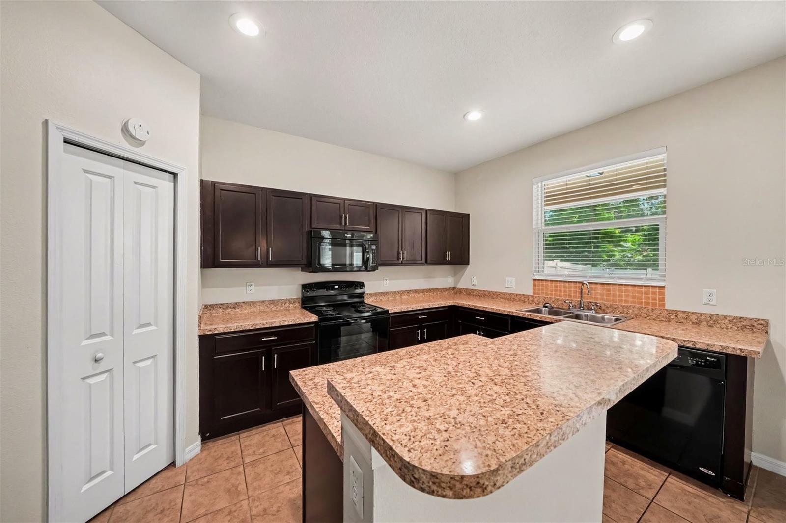 1102 CANYON OAKS DR
