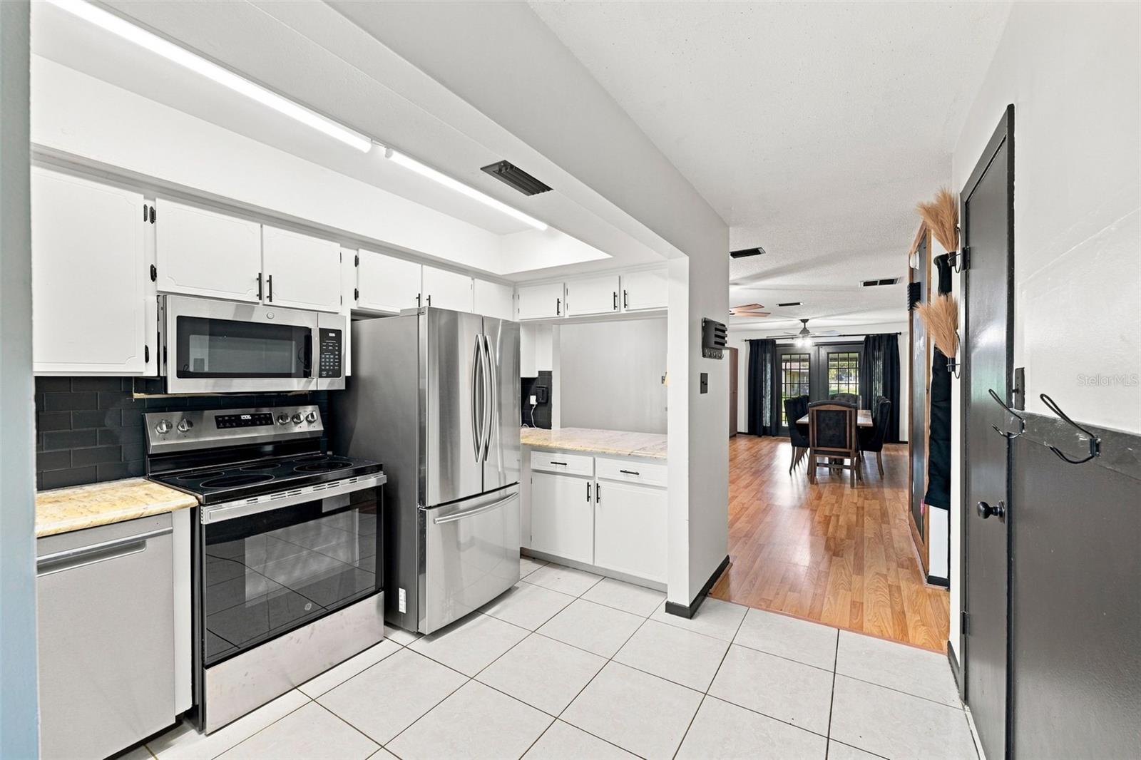 28850 LINDENHURST DR