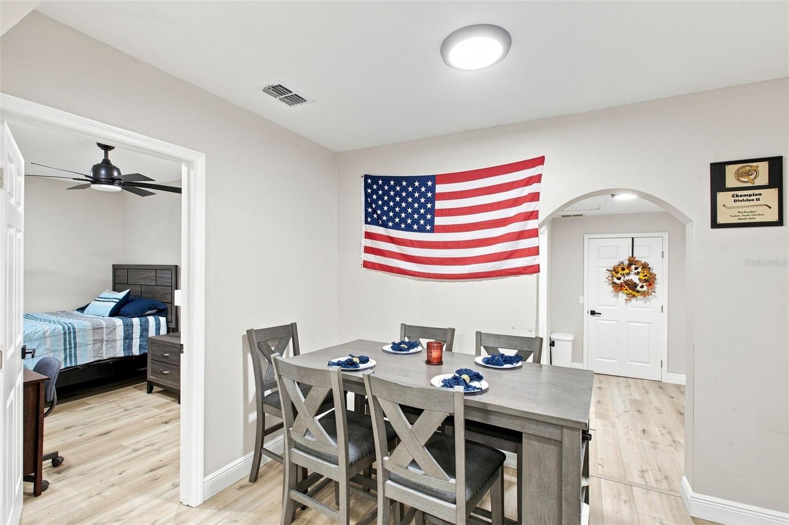1913 E HANNA AVE
