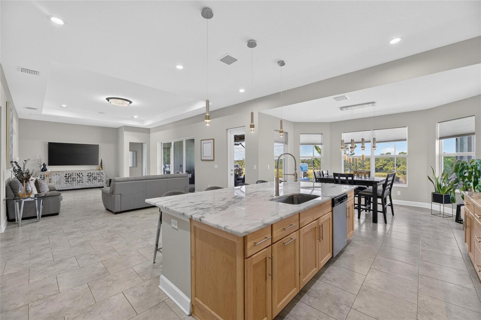 5218 LAKE VENICE DR
