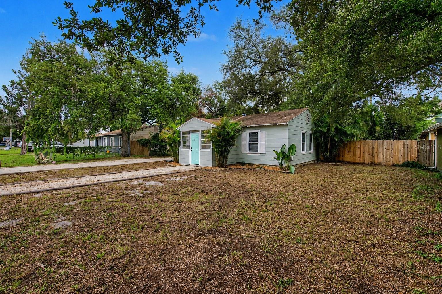 3208 W HARTNETT AVE