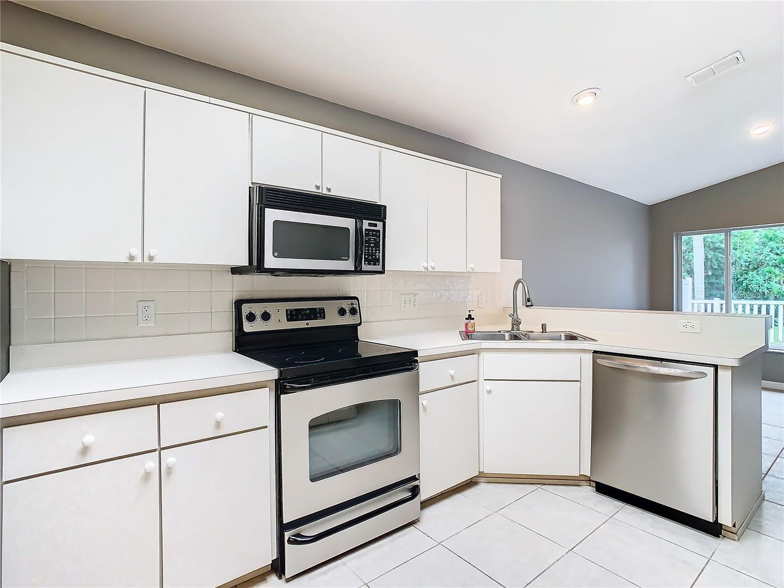 7823 FLORADORA DR