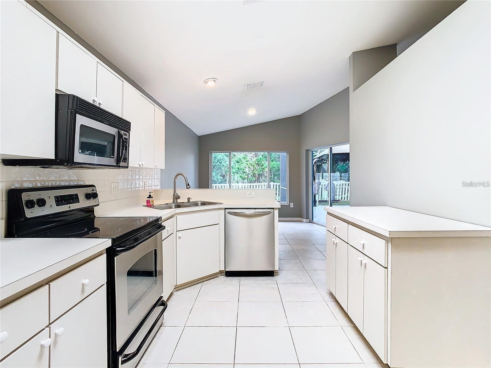 7823 FLORADORA DR
