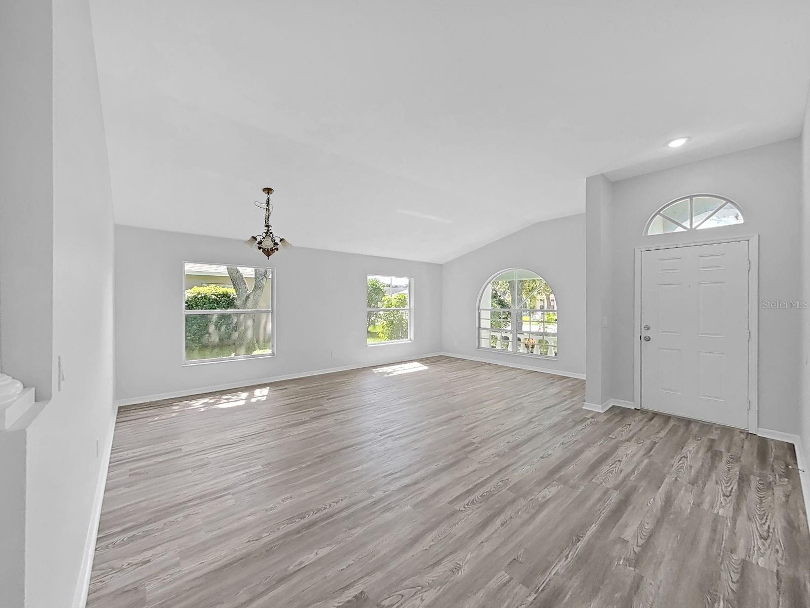1423 LAKE SHORE RANCH DR