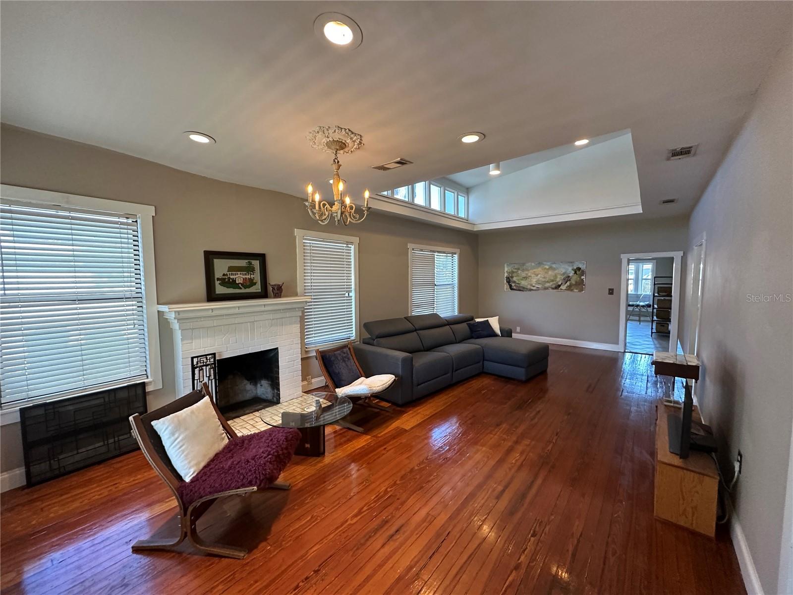 1308 E FRIERSON AVE