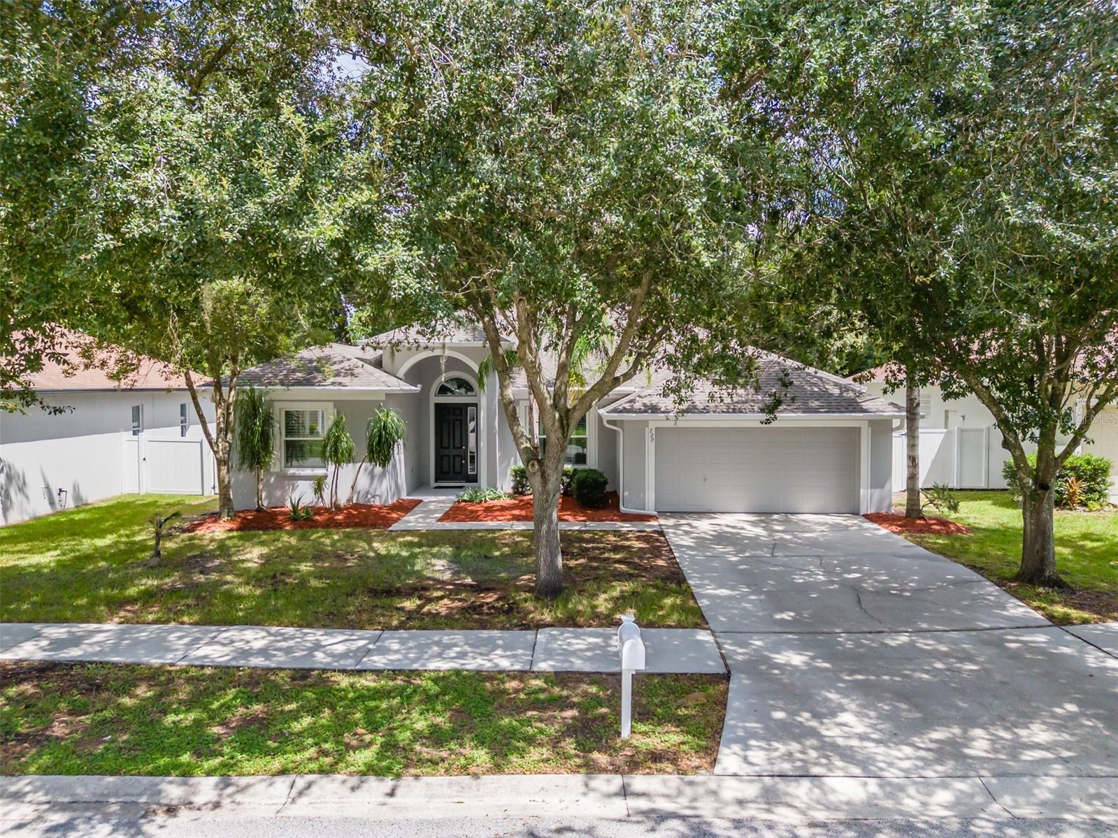 220 Taylor Bay Ln, Brandon