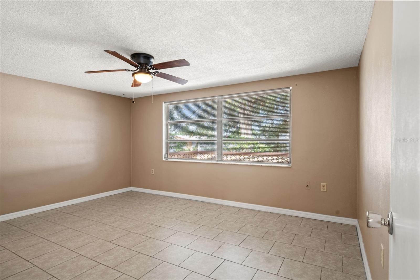 9926 LAKESIDE LN
