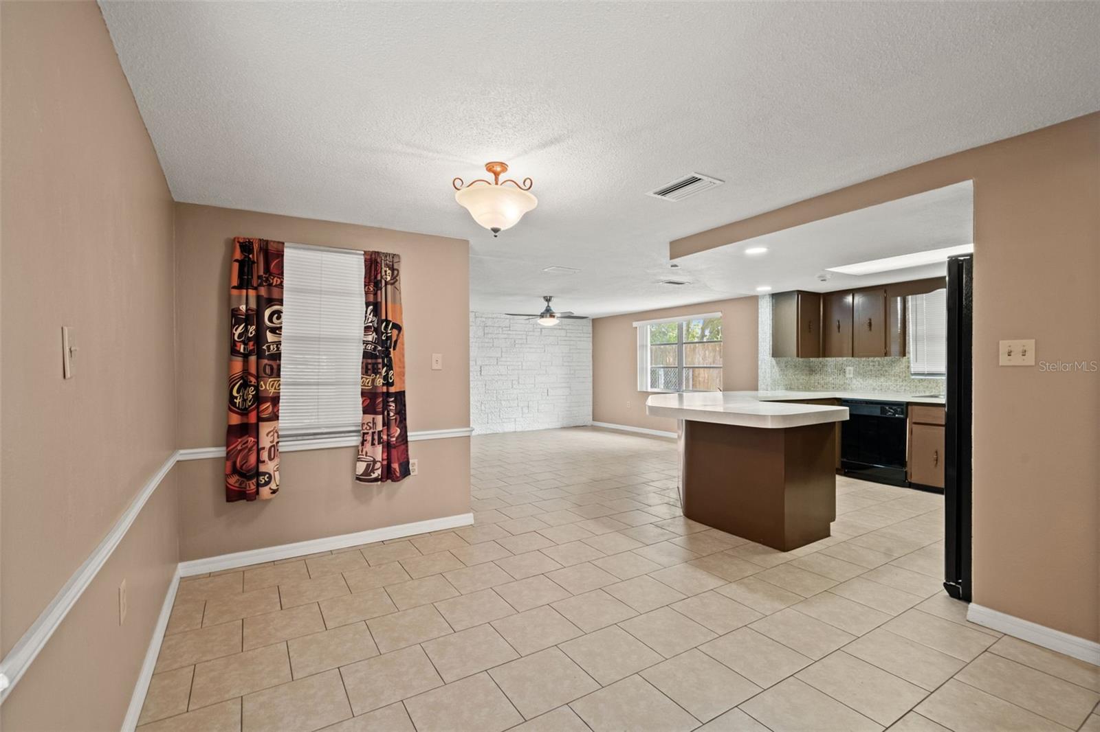 9926 LAKESIDE LN