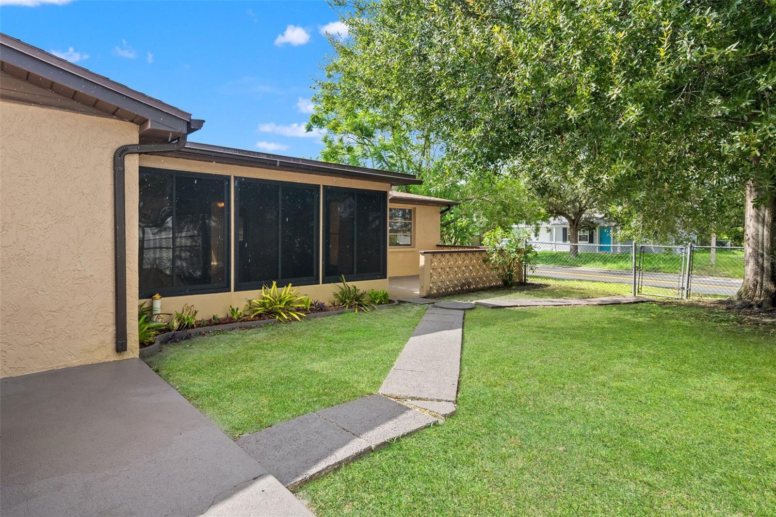 9926 LAKESIDE LN