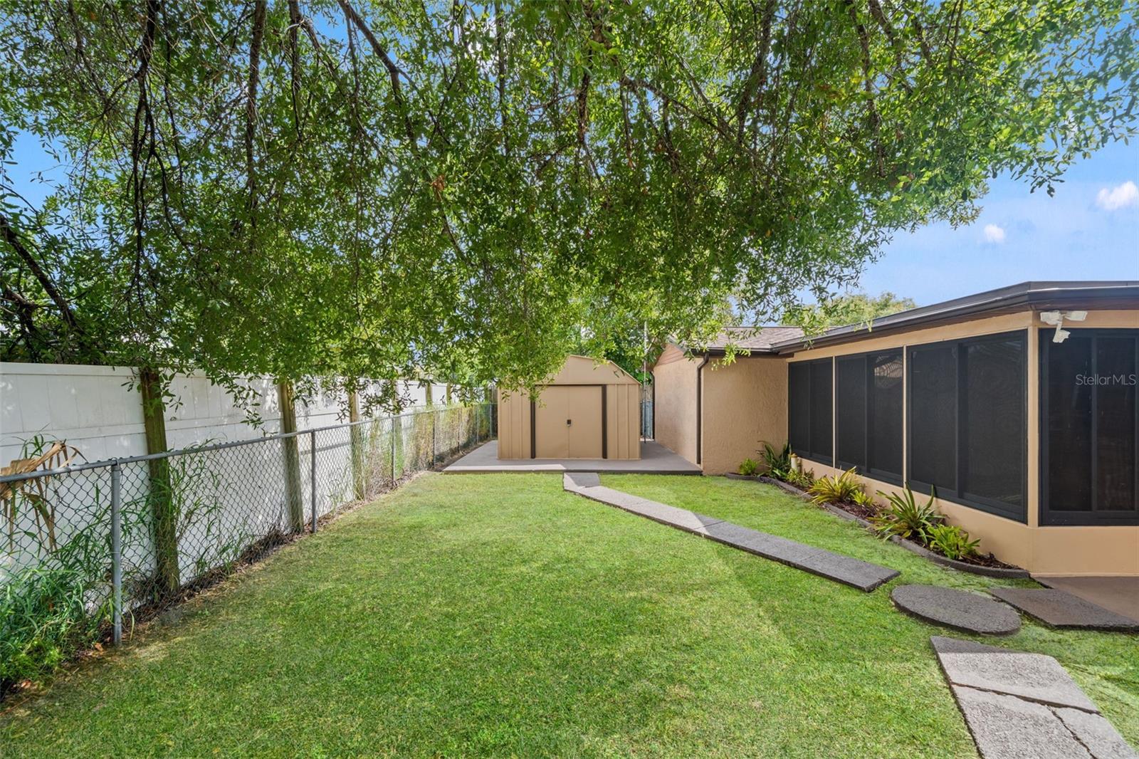 9926 LAKESIDE LN